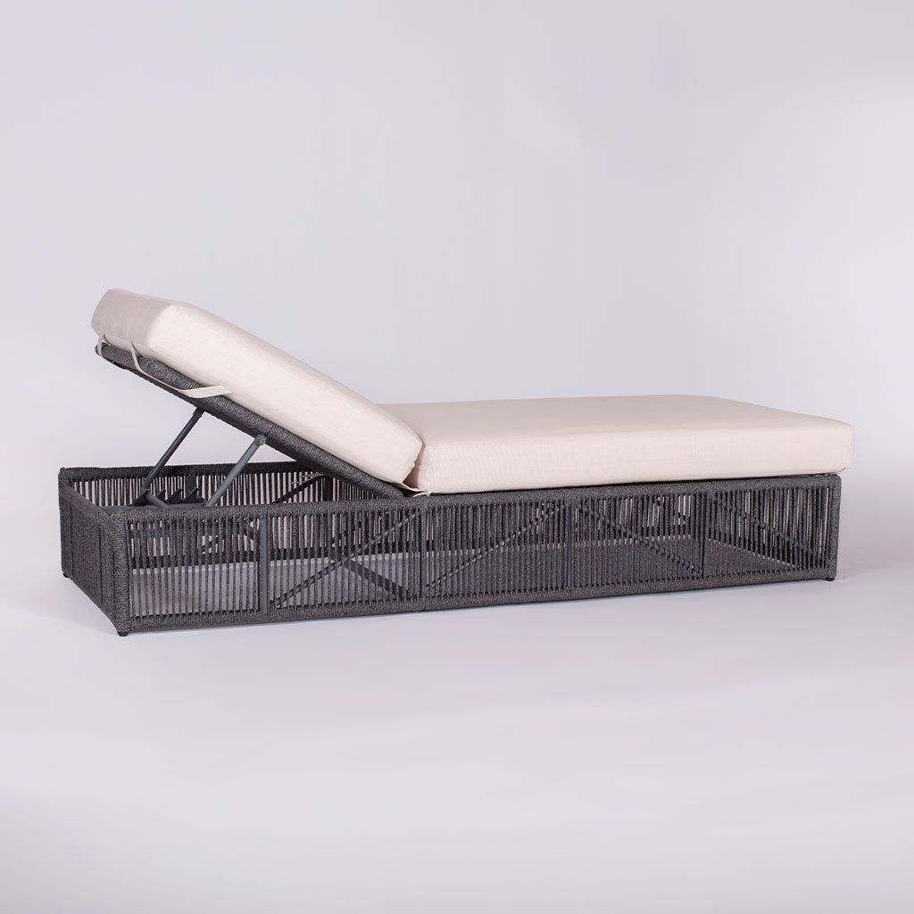Saranac Chaise Lounge || Black/White