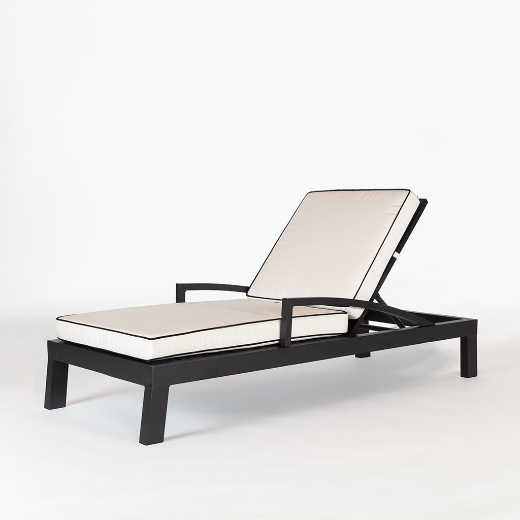 Essential Customizable Lounge