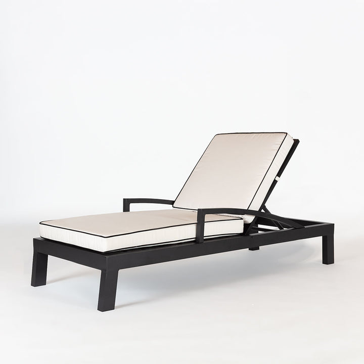 Essential Customizable Lounge