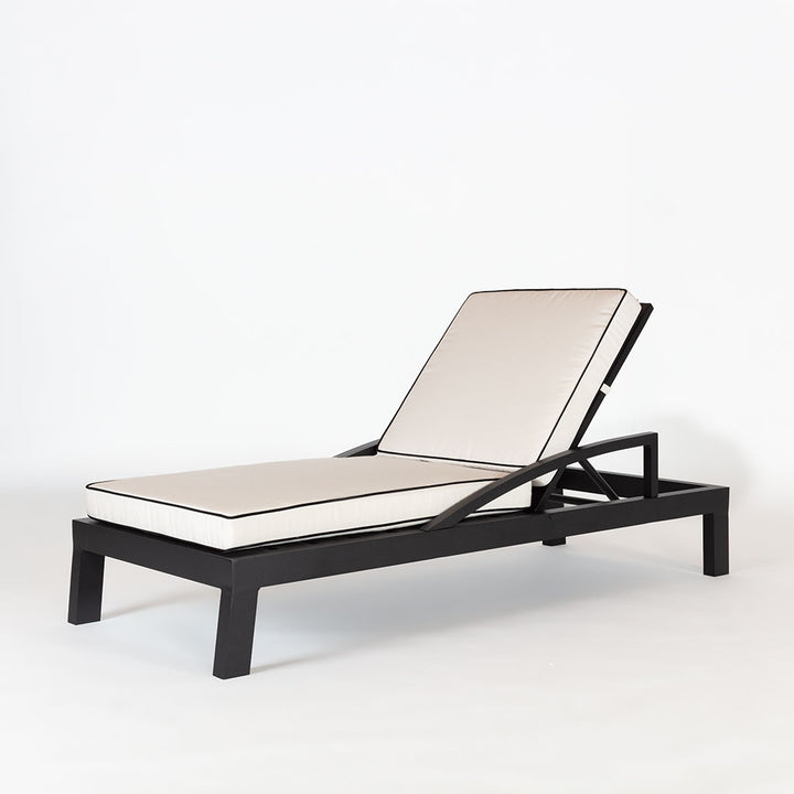 Essential Customizable Lounge